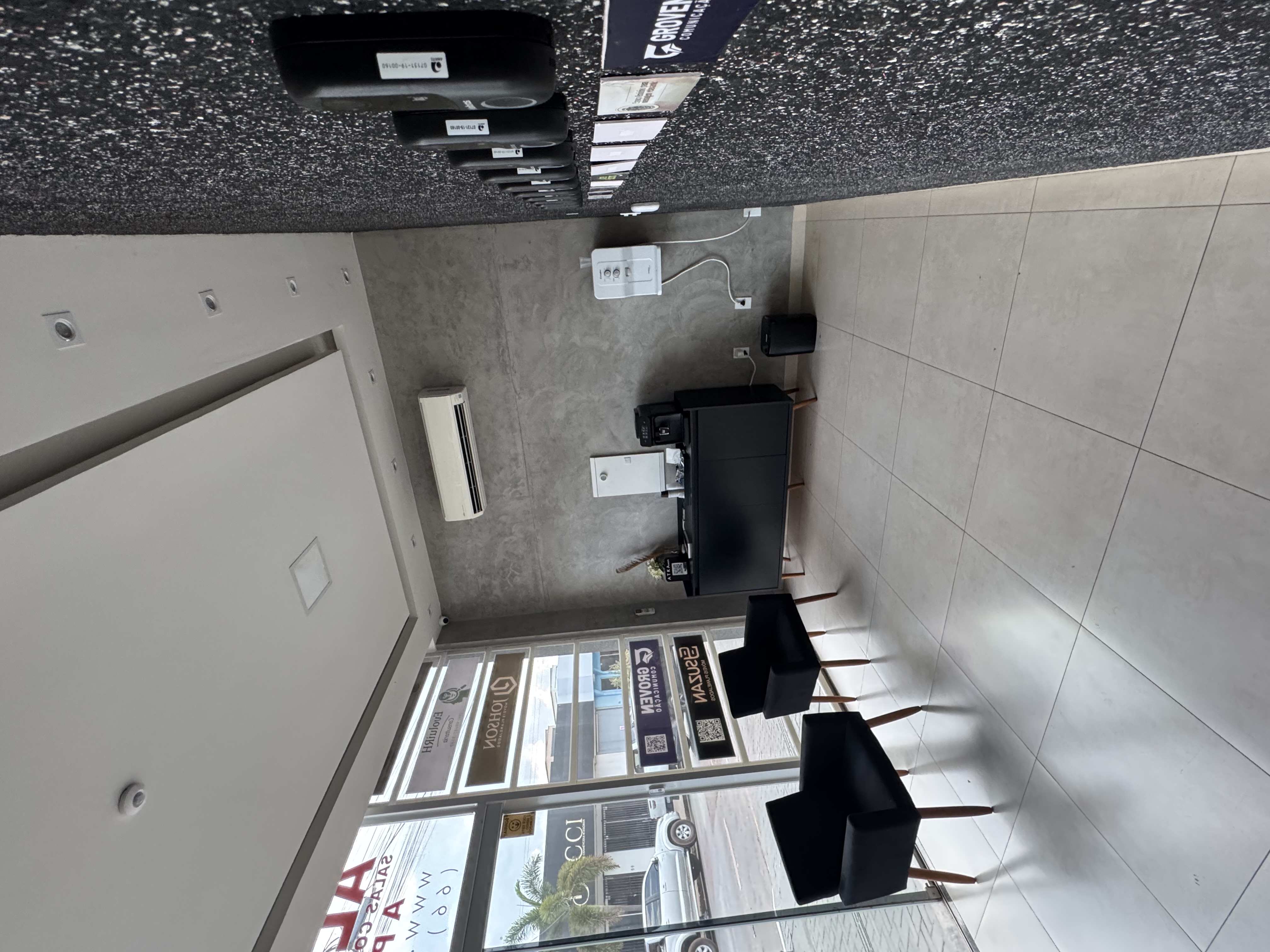 Fachada e interior das salas comerciais do ATKA Work Sinop